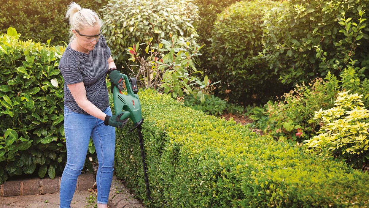 Akumulatorske makaze za živu ogradu Bosch EasyHedgeCut 18-45; 1x2,0 Ah (0600849H02) Aku makaze za živu ogradu BOSCH BOSCH-0600849H02 Madras doo Beograd