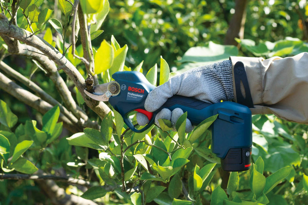 Bosch Pro Pruner 12V Akumulatorske makaze za orezivanje grana 2x3.0Ah (06019K1021) Aku makaze za orezivanje BOSCH Madras doo Beograd