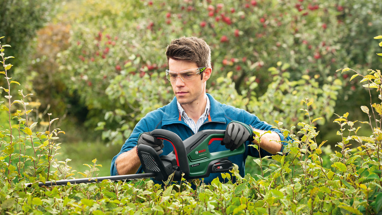 BOSCH UniversalHedgeCut 18V-50 - Makaze za žbunje UniversalHedgeCut 18 (0600849k01) Aku makaze za živu ogradu BOSCH Madras doo Beograd