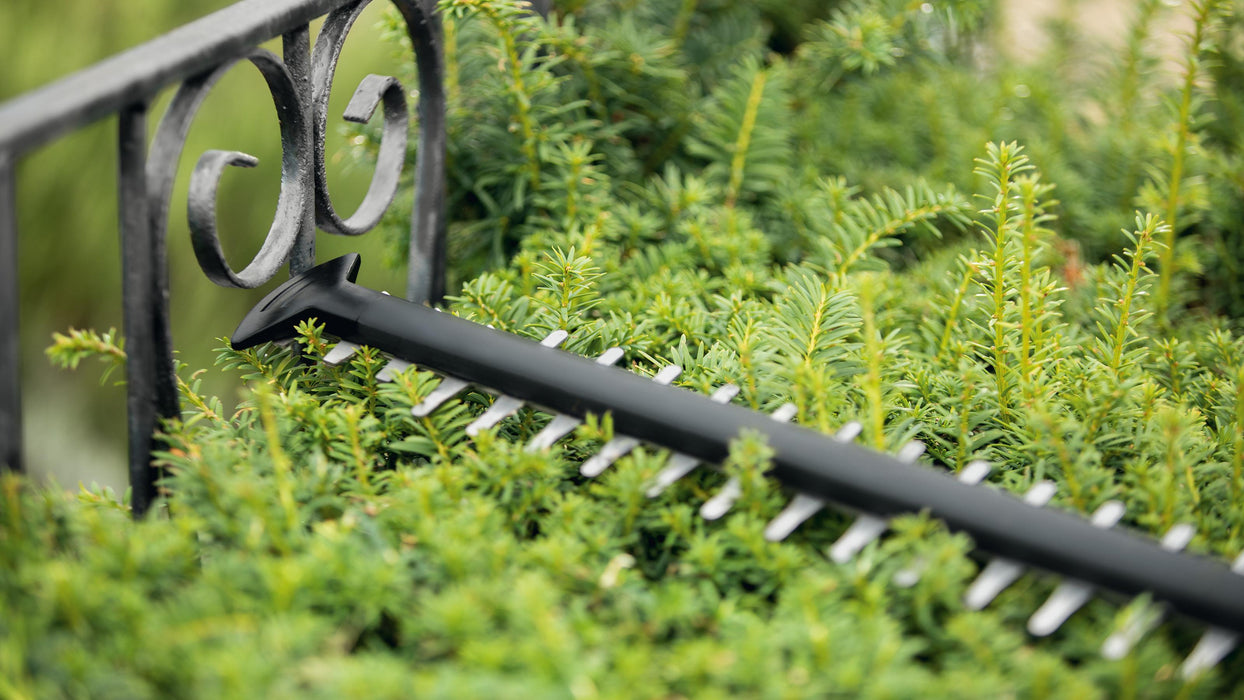 BOSCH UniversalHedgeCut 18V-50 - Makaze za žbunje UniversalHedgeCut 18 (0600849k01) Aku makaze za živu ogradu BOSCH Madras doo Beograd